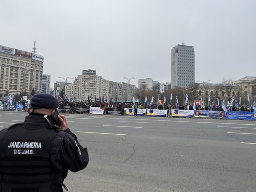 FOTO Polițiștii, inclusiv cei care păzesc închisorile, au ieșit pe stradă să protesteze