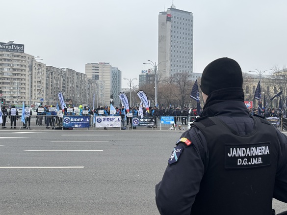 FOTO Polițiștii, inclusiv cei care păzesc închisorile, au ieșit pe stradă să protesteze