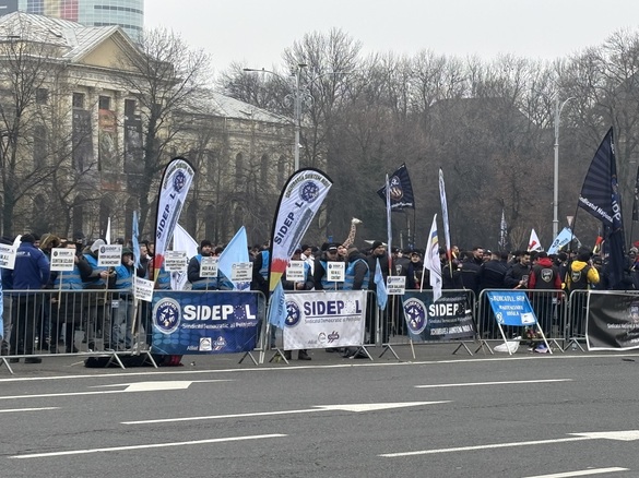 FOTO Polițiștii, inclusiv cei care păzesc închisorile, au ieșit pe stradă să protesteze