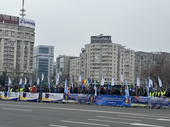 FOTO Polițiștii, inclusiv cei care păzesc închisorile, au ieșit pe stradă să protesteze