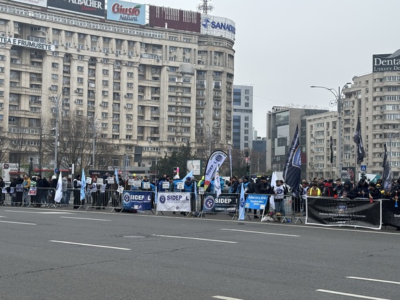 FOTO Polițiștii, inclusiv cei care păzesc închisorile, au ieșit pe stradă să protesteze