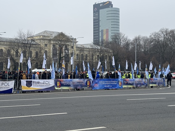 FOTO Polițiștii, inclusiv cei care păzesc închisorile, au ieșit pe stradă să protesteze