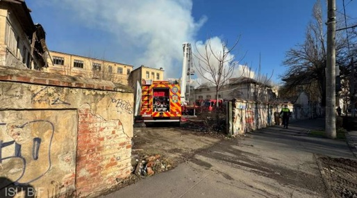 FOTO Incendiu la fosta clădire a unui liceu din București