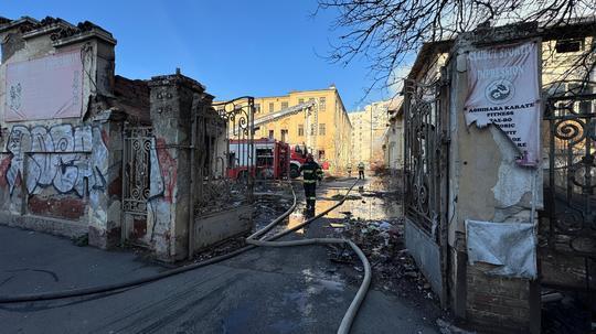 FOTO Incendiu la fosta clădire a unui liceu din București