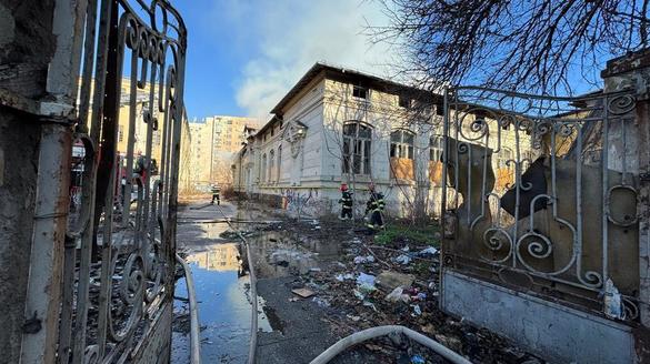 FOTO Incendiu la fosta clădire a unui liceu din București