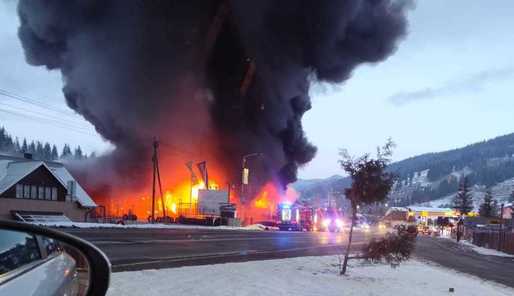 Incendiu puternic la un depozit de cauciucuri de lângă Vatra Dornei