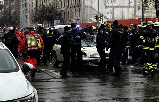 ULTIMA ORĂ  15 răniți după ce o mașină a intrat în oameni la Munchen, care urmează să găzduiască lideri din întreaga lume. Șoferul a fost reținut