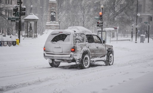 Vreme deosebit de rece în București, ninsori și strat de zăpadă, până marți dimineața