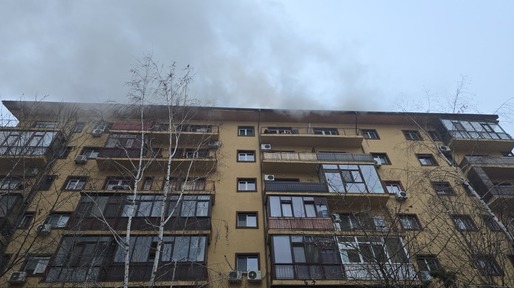 VIDEO Incendiu la un bloc cu șapte etaje și mansardă în Chiajna