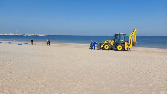 FOTO Poluare cu produse petroliere pe plaja din Eforie Nord