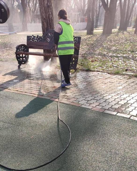 FOTO A început curățenia de primăvară în parcurile bucureștene