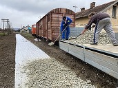 FOTO Mai mulți români au reparat pe banii lor zeci de metri de cale ferată