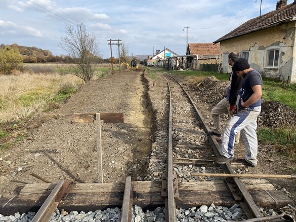 FOTO Mai mulți români au reparat pe banii lor zeci de metri de cale ferată
