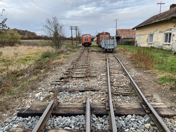 FOTO Mai mulți români au reparat pe banii lor zeci de metri de cale ferată