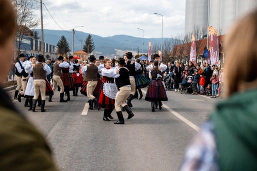 FOTO Sărbătoare în toată regula, cu fanfară și "picnic pe asfalt", pentru reabilitarea unei străzi în Miercurea-Ciuc