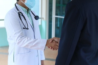 PREMIERĂ Medicii și asistentele vor primi indemnizații de merit dacă își fac bine treaba