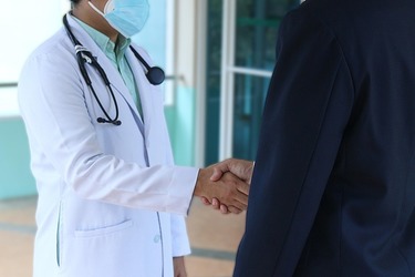 PREMIERĂ Medicii și asistentele vor primi indemnizații de merit dacă își fac bine treaba