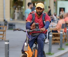 Livratorii străini din România încep să reclame că sunt hărțuiți de angajatori și concediați abuziv. Doi s-au dus la proces și au primit și reparații morale. Cum au trăit și lucrat
