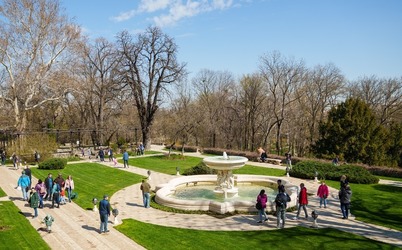 Bolojan s-a plimbat prin curtea Palatul Cotroceni pentru a întâlni grădinarii: 13 oameni simpli care fac naveta de la Bolintin