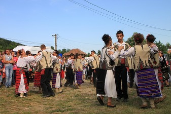 GRAFIC Am pierdut 94.000 de români în 2024. În profunzime: natalitate slabă, “vale” la adolescenți, val la oameni în pragul pensionării