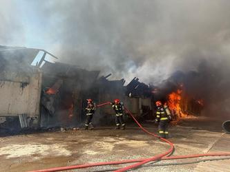 FOTO Incendiu la un depozit de materiale electrocasnice, în Reghin