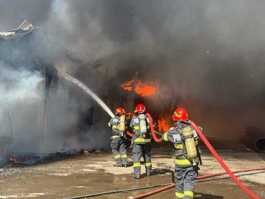 FOTO Incendiu la un depozit de materiale electrocasnice, în Reghin