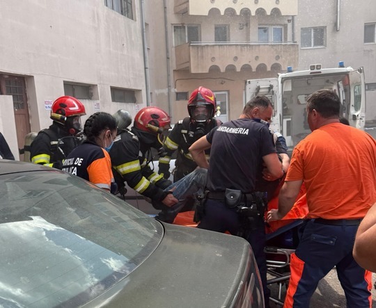 FOTO Incendiu de amploare într-un bloc din Horezu