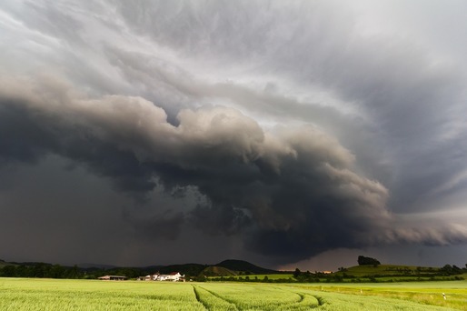 Avertizare meteo: Vânt puternic, ploi și o nouă răcire a vremii, până sâmbătă, în cea mai mare parte a țării. Cod galben de ploi torențiale, descărcări electrice și vijelii, în mai multe regiuni