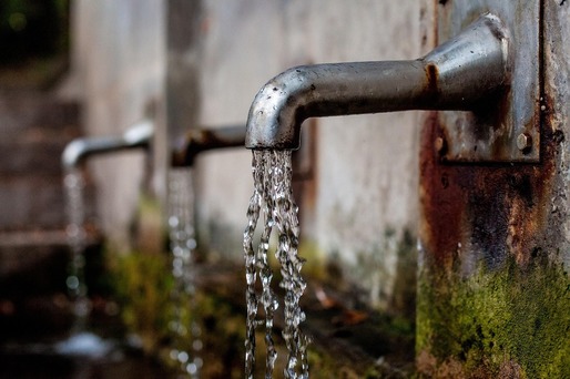 Apă contaminată cu arsen peste limitele admise în două comune din județul Prahova