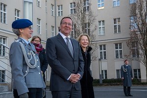 Ministrul german al apărării nu exclude posibilitatea revenirii la recrutare, în contextul în care Germania încearcă să își consolideze forța militară