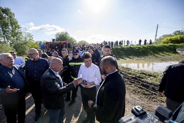 FOTO Nicușor Dan, în mijlocul inundațiilor, întrebat de ce nu s-a făcut nimic: Avem un stat român disfuncțional!