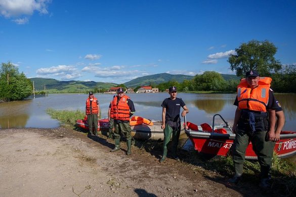 FOTO Nicușor Dan, în mijlocul inundațiilor, întrebat de ce nu s-a făcut nimic: Avem un stat român disfuncțional!