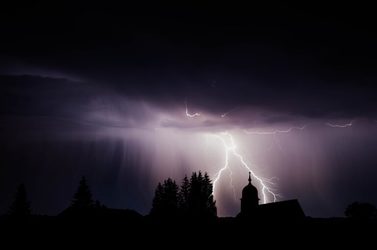 VIDEO Furtuni violente, incendii și grindină mai mare decât mingile de ping-pong în mai multe regiuni