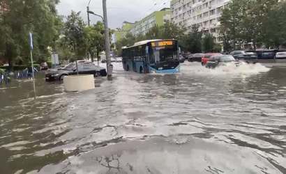 VIDEO&FOTO Ministrul Mediului: Furtuna m-a prins în zona unde apa trecea de trotuar. E din seria fenomenelor istorice, unul la mulți ani. Nu va rămâne un eveniment meteo izolat. Nu mai e vorba despre dacă se va întâmpla din nou, ci când și cât de rău va f