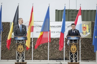 FOTO Nicușor Dan s-a dus cu Regele Spaniei la militarii de la Cincu