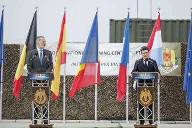 FOTO Nicușor Dan s-a dus cu Regele Spaniei la militarii de la Cincu