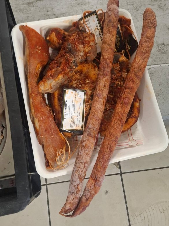 FOTO Ce au găsit inspectorii ANSVSA în hypermarketuri din Capitală