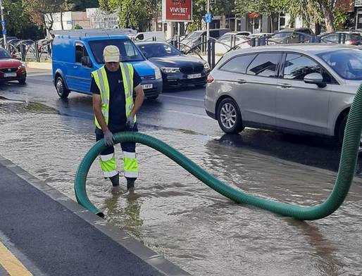 FOTO ANUNȚ Avarie în Drumul Taberei. ”Iată cum munca nostră s-a dus pe Apa Sâmbetei!"