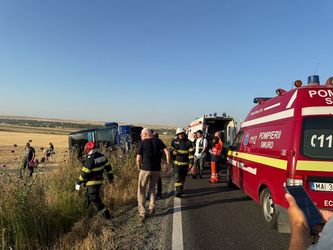 FOTO Constanța - Un autocar cu aproape 60 de pasageri s-a răsturnat