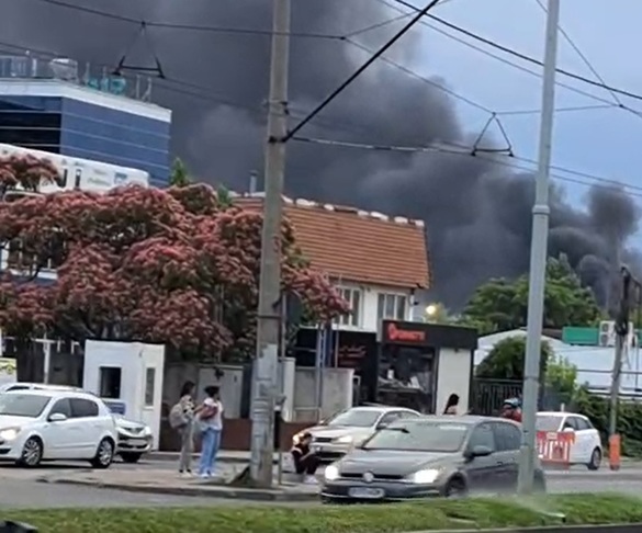 FOTO RO-ALERT în capitală - Puternic incendiu la un depozit 