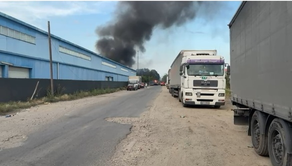 FOTO RO-ALERT în capitală - Puternic incendiu la un depozit 