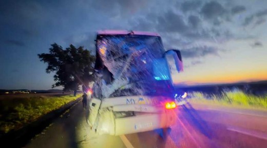 Accident grav între un microbuz și un autocar, pe DN2. O persoană a decedat, iar alte cinci, rănite