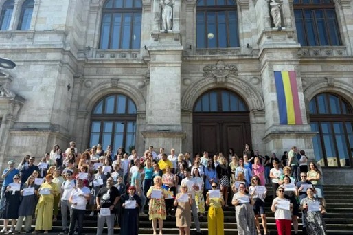 FOTO Zeci de grefieri protestează la instanțe și parchete din București, după eliminarea sporului pentru condiții grele de muncă. „Refuzăm umilința”