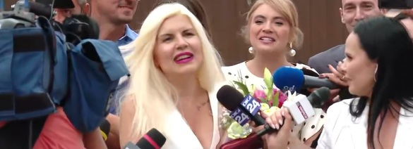 VIDEO&FOTO Imaginile bucuriei cu Elena Udrea ieșind din închisoare