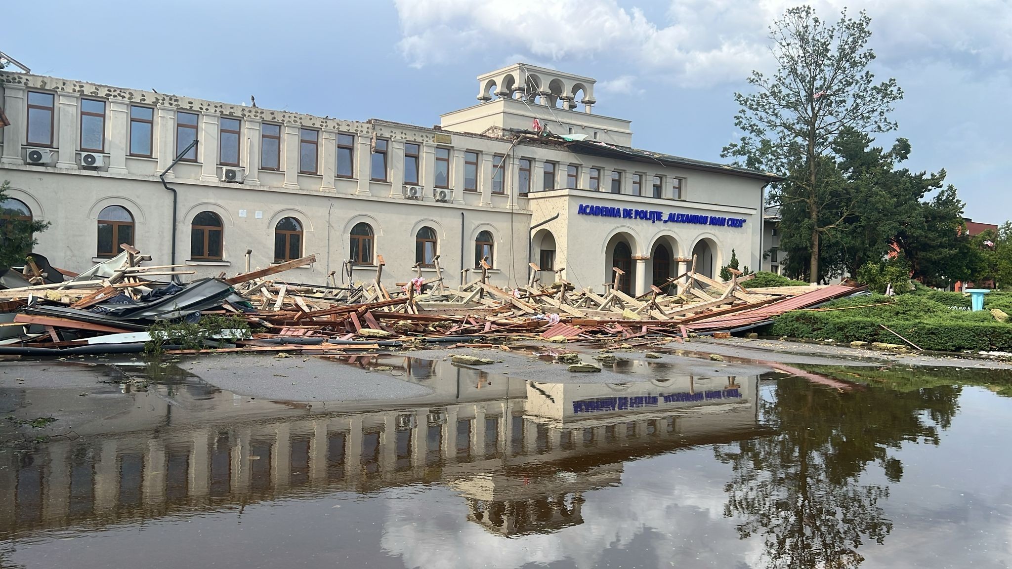 FOTO Acoperișul Academiei de Poliție s-a prăbușit după furtuna din București. Europol cere anchete penale