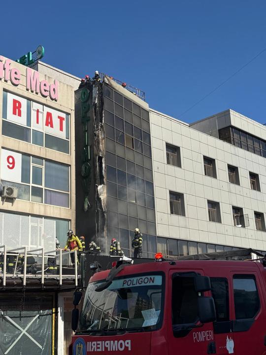 FOTO Incendiu la un hotel din București, zeci de persoane evacuate