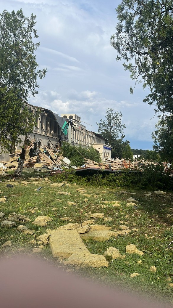 FOTO INEDIT Zeci de deținuți au fost aduși la Academia de Poliție să curețe după furtună 