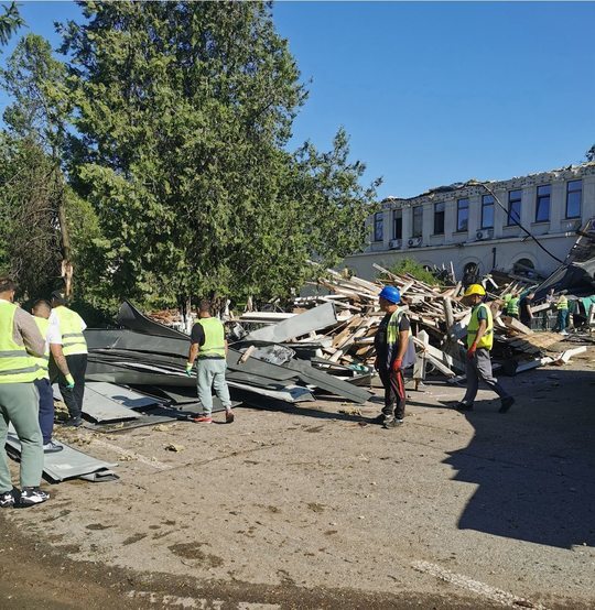 FOTO INEDIT Zeci de deținuți au fost aduși la Academia de Poliție să curețe după furtună 
