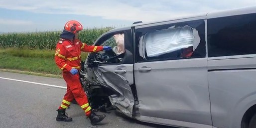VIDEO Planul Roșu de Intervenție, activat în Suceava după ce un microbuz și un autoturism s-au ciocnit pe DN 17. Sunt implicate 10 persoane