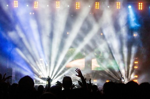 VIDEO Concert în Timișoara, întrerupt de o furtună violentă. Parte din scenă s-a prăbușit, mulți oameni au ajuns la spital